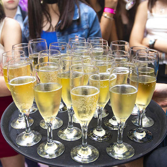 De agua, vino, champagne, sidra